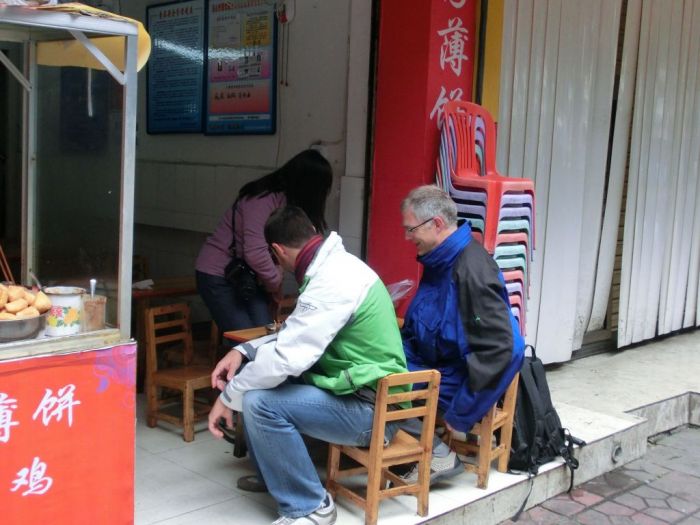 Restaurant, St�hle nicht so geeignet f�r Europ�er
