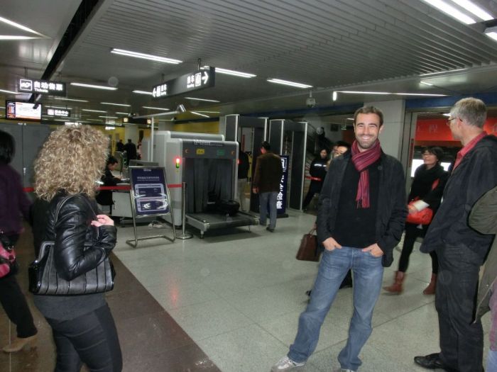 Eingang zur Metro von Chengdu mit Gep�ckscannern (da schickt dann jeder seinen Rucksack oder sonstiges durch)
