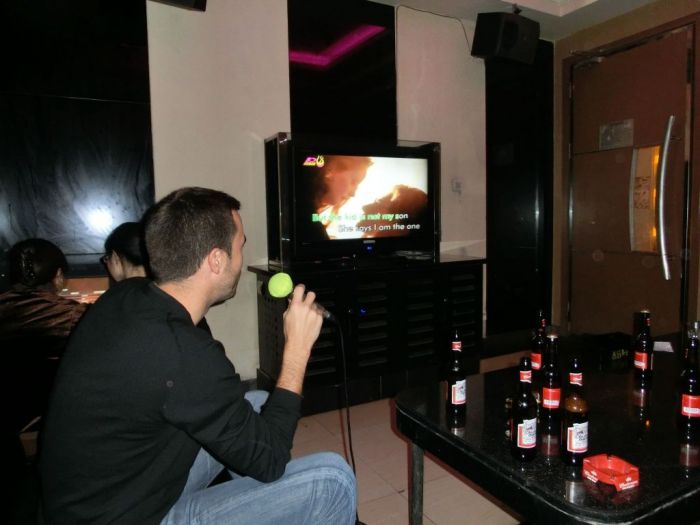 Carl beim Karaokesingen
