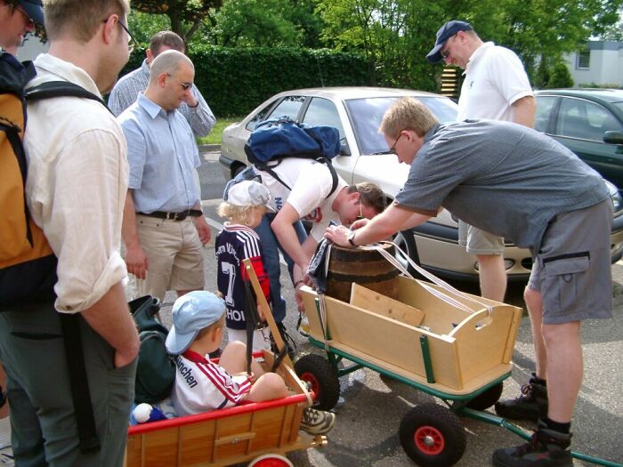 Nat?rlich mu? das Fassl richtig gesichert werden
