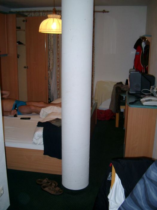 Zimmer mit eingebauter Schikane
