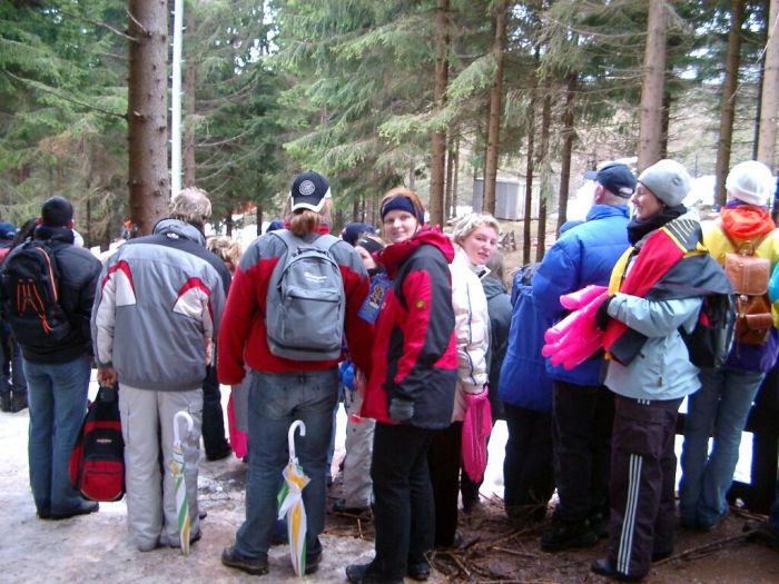 Alle schauen, wer als n?chstes vorbeikommt
