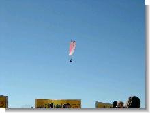 Auch die Gleitschirmflieger geniessen das sch&ouml;ne Wetter